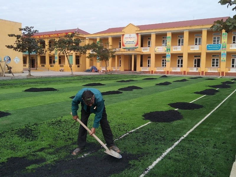 thi công thảm cỏ nhân tạo cho trường thpt Văn Khê 